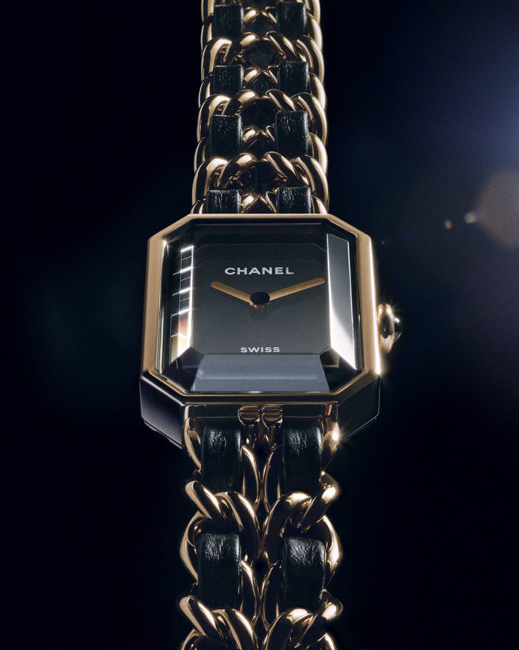 Première腕表原創款，18K黃金鍍精鋼表殼配黑色皮革穿鍊表帶、黑漆表面、石英機芯，18萬6,000元。圖／香奈兒提供
