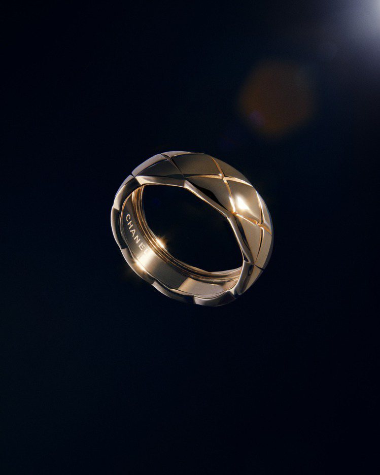 COCO CRUSH戒指小型款，18K Beige米色金，85,000元。圖／香奈兒提供