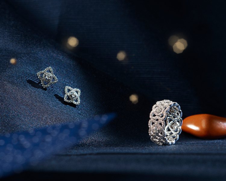 De Beers Jewellers於2022佳節前夕，特別為標誌性的Enchanted Lotus系列推出多款全新珠寶作品。圖／De Beers提供