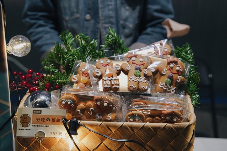 陳耀訓麵包埠除了限定版商品，也帶來店內應景的人氣薑餅人。 圖／500輯採訪團隊攝影