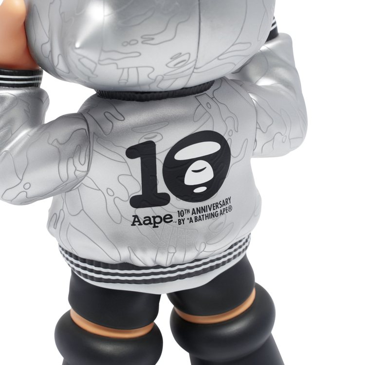 AAPE × ASTRO BOY聯名限定公仔，身穿印有猿顏迷彩的銀色連帽外套，背後裝飾為了周年特別設計的Logo。圖／I.T.提供