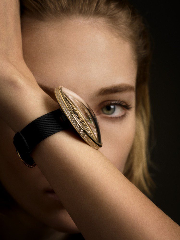 Mademoiselle Privé Pique-Aiguilles系列蕾絲圖騰腕表，約506萬8,000元，全球限量20只。圖／香奈兒提供