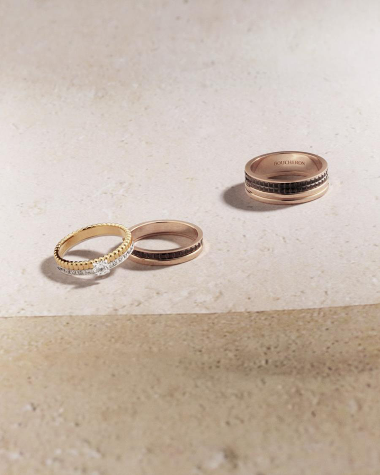 新款的Quatre Radiant、Classique系列單鑽戒指，結合鑽石與白金、黃金、玫瑰金，再疊加以Grosgrain羅緞直線、Clou de Paris巴黎飾紋或Godron同心圓刻紋，凸顯情人間的疊合、創造出獨一無二的風格與回憶。圖／Boucheron提供