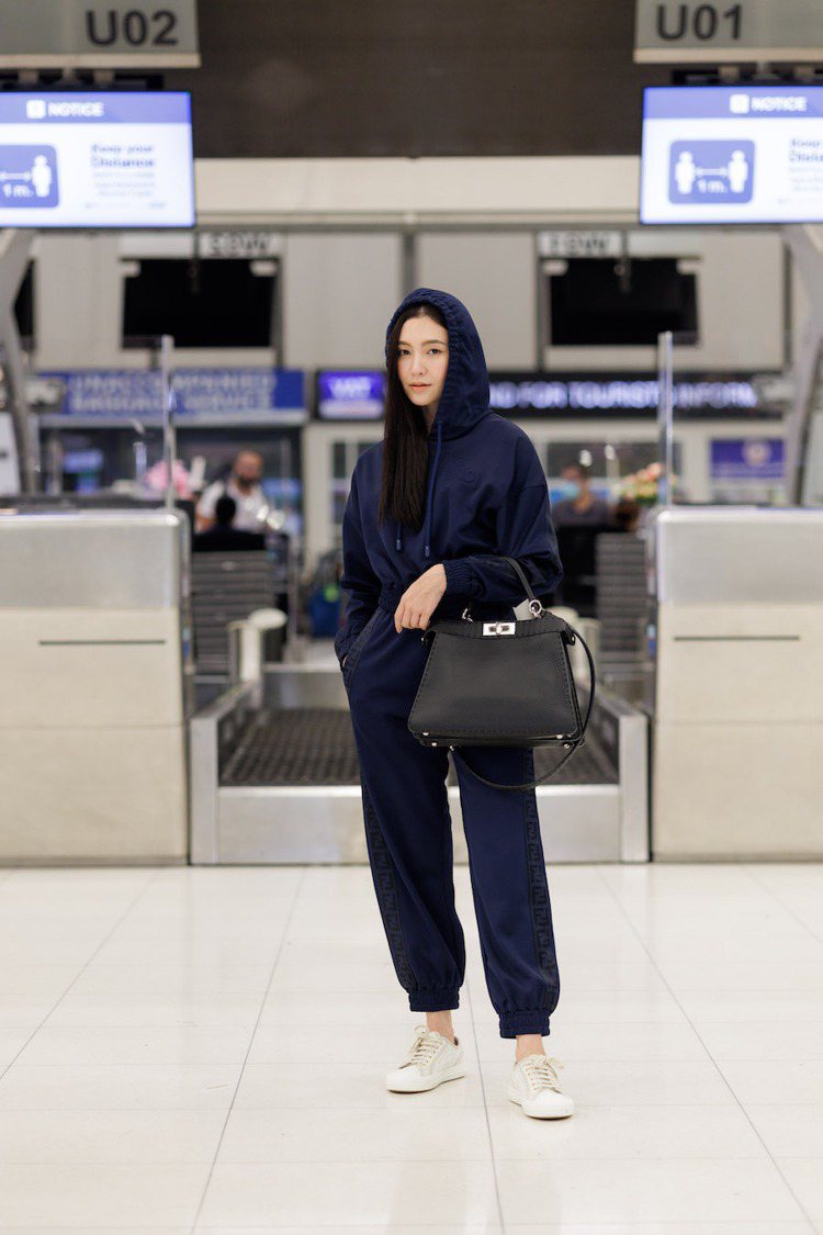 泰國人氣女星Bella Ranee Campen穿FENDI同色系休閒套裝拎FENDI Selleria Peekaboo ISeeU包款現身機場，準備出發前往米蘭參加FENDI 秋冬23系列女裝大秀。圖／FENDI提供