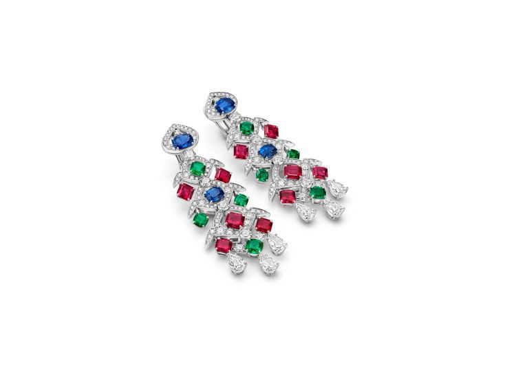 Bulgari Eden the Garden of Wonders系列頂級紅寶石、藍寶石、祖母綠與鑽石耳環，大膽將祖母綠、紅寶石、藍寶石三種珍貴彩色寶石組成一串豐碩果實。圖／寶格麗提供