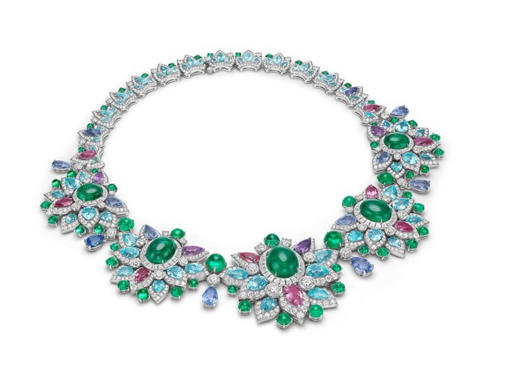 Bulgari Eden the Garden of Wonders系列Blossoming Beauty頂級彩寶與鑽石項鍊，以花的幾何線條為靈感，鑲嵌品牌最具代表性的蛋面切割組目綠寶石。圖／寶格麗提供
