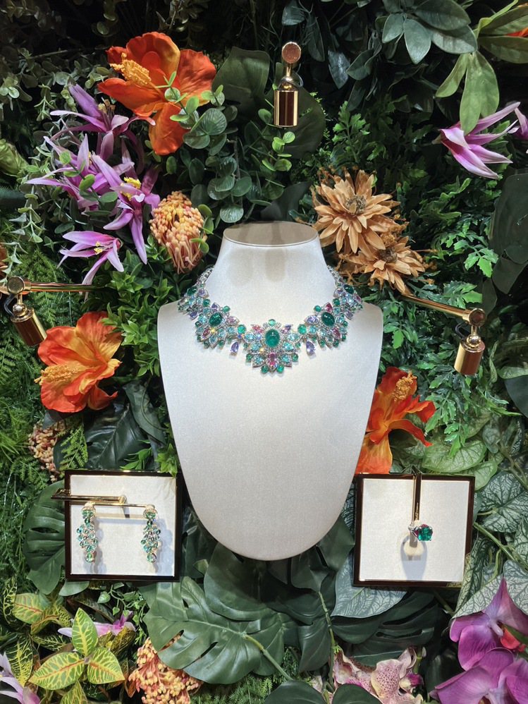 寶格麗繽紛華麗的珠寶，展示在展場的花叢間，猶如花園中俯拾皆是的美好。記者孫曼／攝影