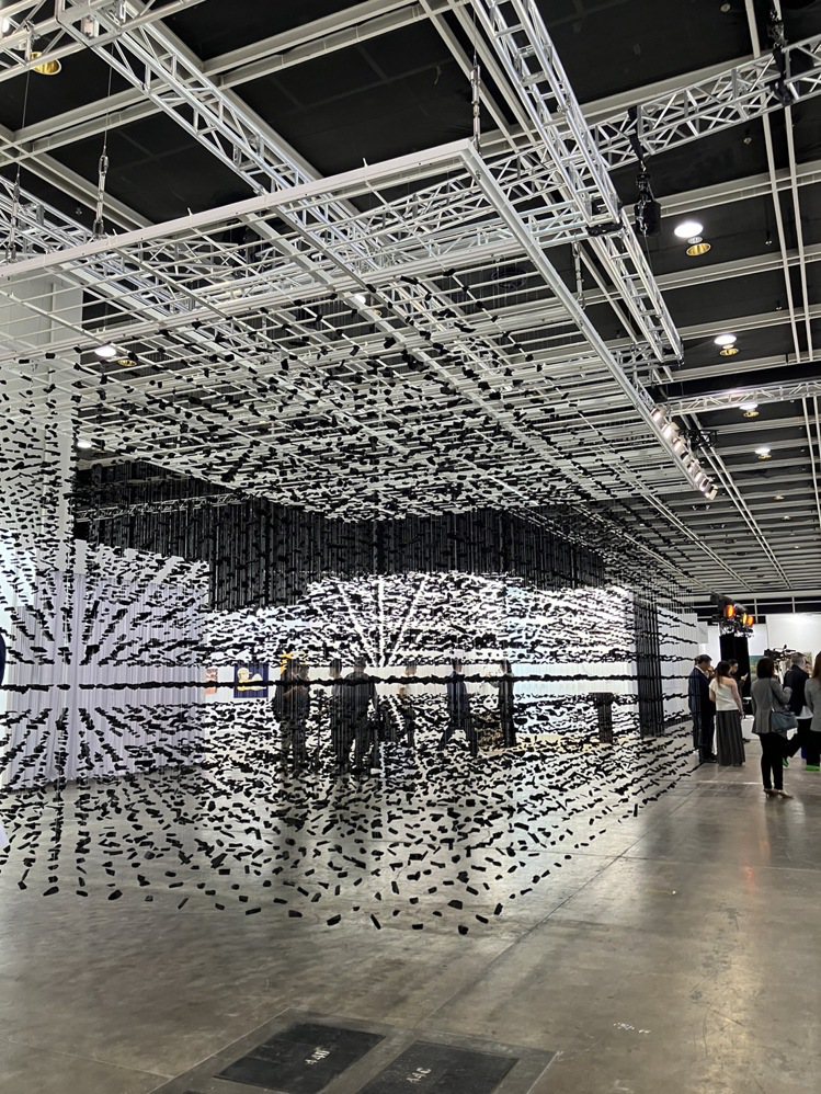 以在創造三維幻覺的懸浮裝置而聞名的韓國藝術家朴善基專為Art Central打造的大型裝置「聚合 - 空間2023」。記者孫曼／攝影