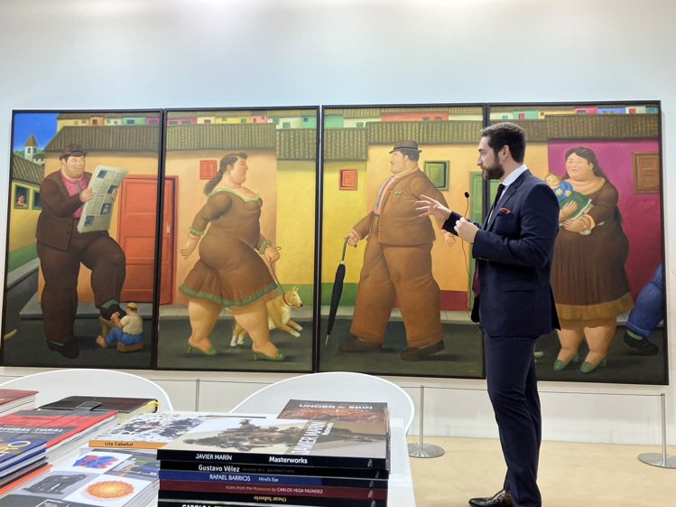 來自美國的Art of the World Gallery展出藝術家Fernando Botero大件四聯屏作品「街道」。記者孫曼／攝影