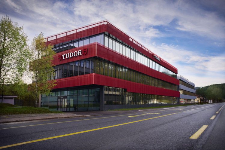 三層樓高、總面積約10,642平方公尺的TUDOR表廠，首度在全新影片中帥氣公布。圖／TUDOR提供