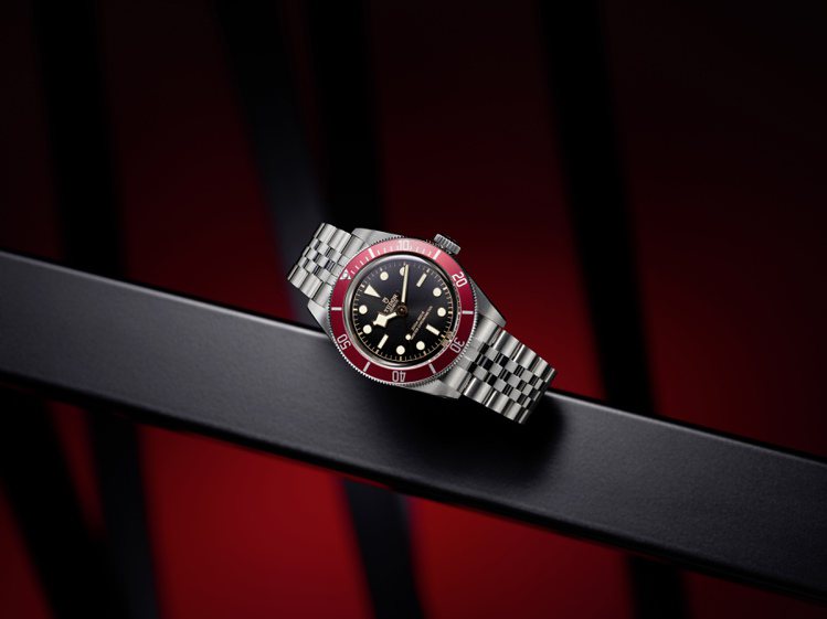 TUDOR今年新款黑色面盤、紅色表圈的Black Bay腕表，是品牌第二只獲METAS大師天文台認證表款，品牌並宣示未來將朝全METAS認證目標邁進。圖／TUDOR提供