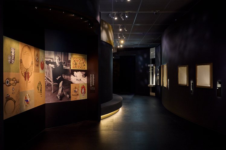 除了展出珠寶，許多珍貴的歷史資料也以多媒體的方式於展覽中呈現。圖／香港故宮文化博物館提供