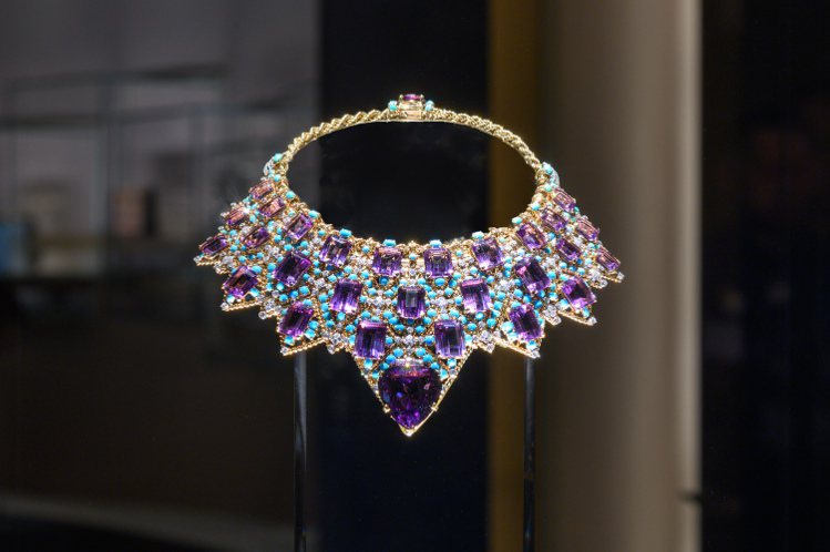卡地亞典藏曾由溫莎公爵夫人特別訂製的項鍊，卡地亞巴黎1947年，金與鉑金鑲嵌鑽石、紫水晶、綠松石。圖／香港故宮文化博物館提供