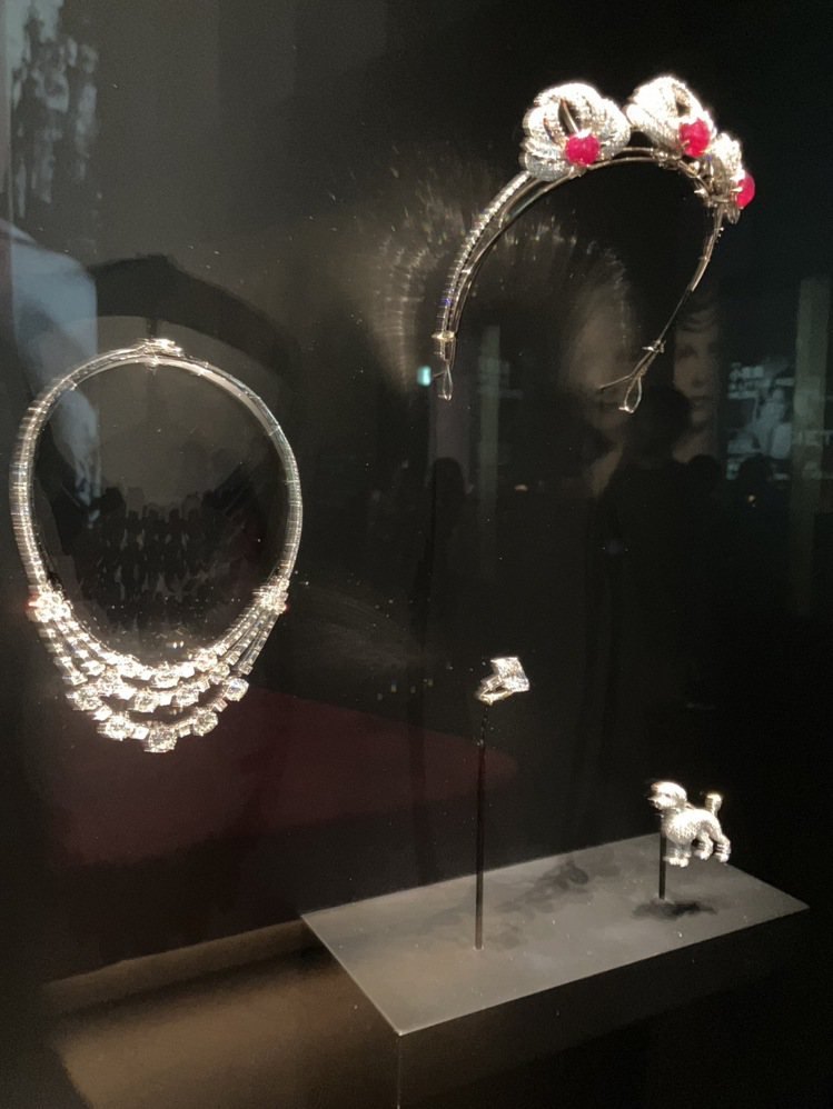 摩納哥親王宮珍藏借展曾屬於摩納哥葛麗絲王妃的卡地亞珠寶，包括1956年的訂婚鑽戒、小狗胸針、以及王妃官方肖像圖上配戴的鑽石項鍊與紅寶石冠冕。記者孫曼／攝影