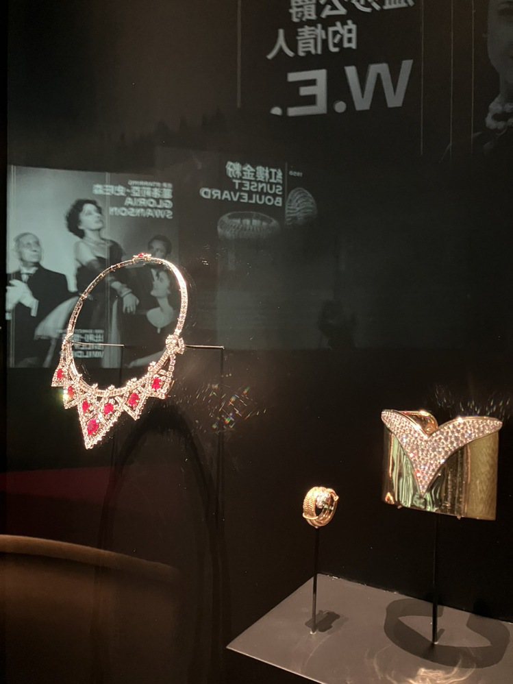 伊麗莎白泰勒珍藏展櫃，包括第三任丈夫Mike Todd送給她的紅寶石鑽石項鍊、蛇形戒指、以及一款鑽石手鐲。記者孫曼／攝影