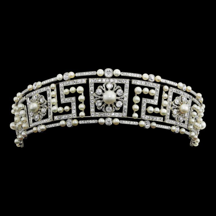 知名女演員劉嘉玲借展的卡地亞骨董冠冕，卡地亞巴黎1906年，鉑金鑲嵌鑽石與天然珍珠。圖／卡地亞提供