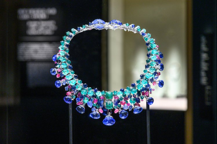 曾屬於美國名媛黛絲法羅斯的特別訂製印度風格項鍊，卡地亞巴黎1936年製作、1963年改款，鉑金與白金鑲嵌鑽石、藍寶石、祖母綠、紅寶石。圖／香港故宮文化博物館提供