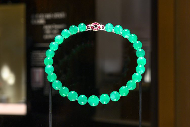 美國名媛芭芭拉赫頓於1933年收到父親贈送一串翡翠珠鍊作為結婚禮物，並於次年請卡地亞訂製扣環。圖／香港故宮文化博物館提供