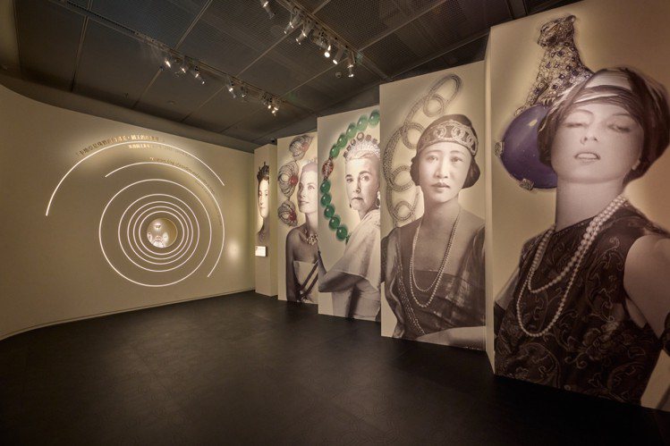 入口處展出多位在歷史上深具影響力的女性配戴卡地亞珠寶的大圖，點出本次展覽主題。圖／香港故宮文化博物館提供