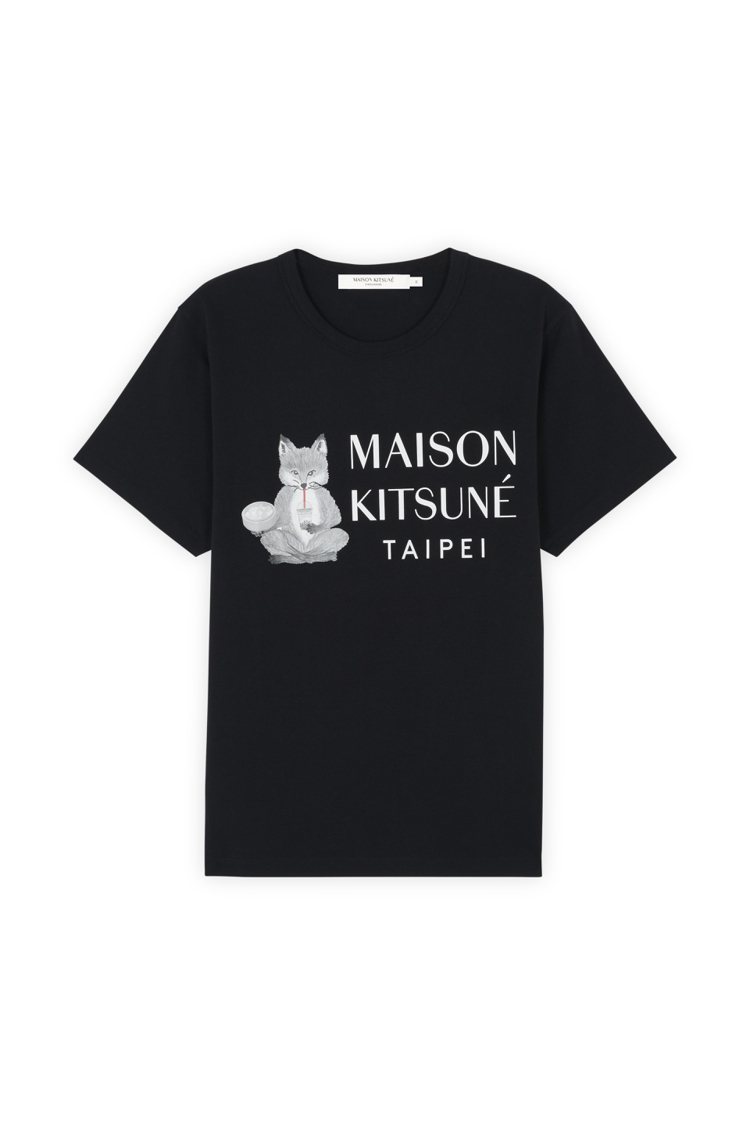 為了台北店開幕，Maison Kitsuné特別繪製了左擁小籠湯包，口中還吸著珍珠奶茶的小狐狸圖騰，設計出限定T恤。