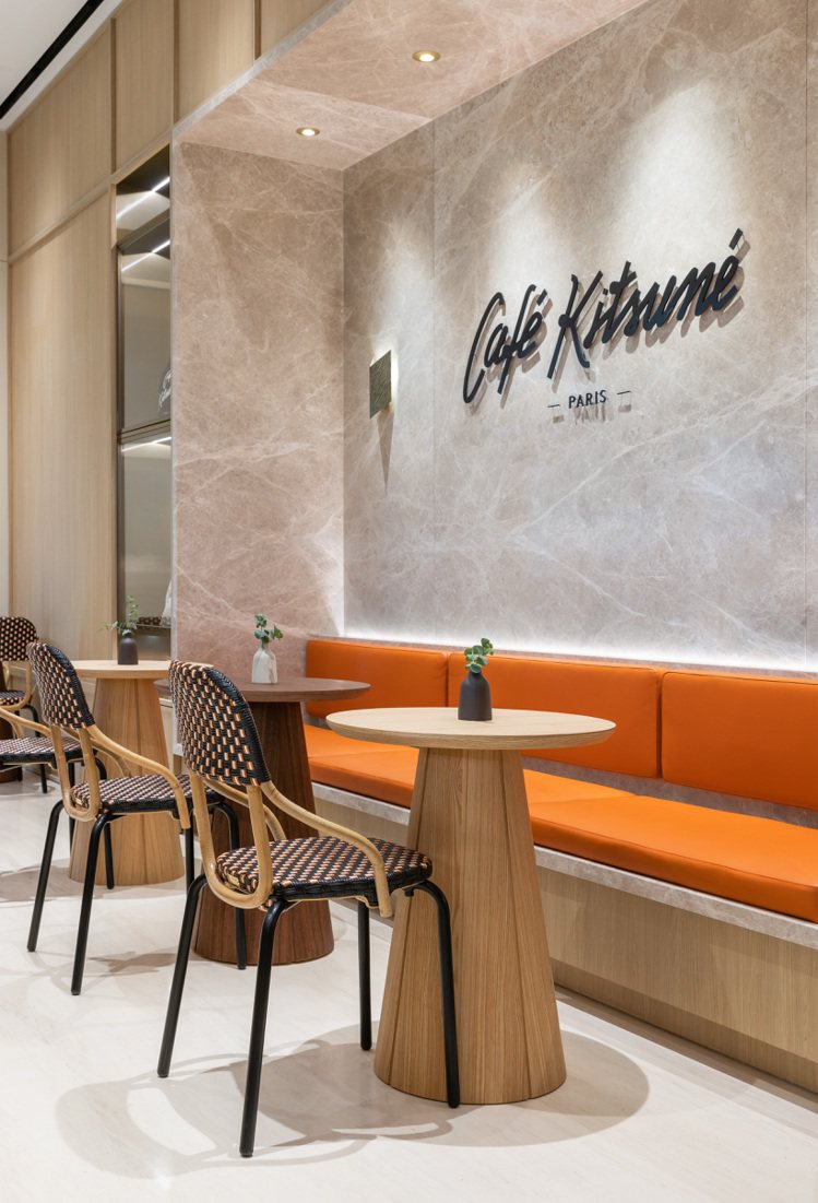 Café Kitsuné咖啡廳，延續了原木色調的裝潢，但加入了更多自然植栽所營造出的閒適氛圍。