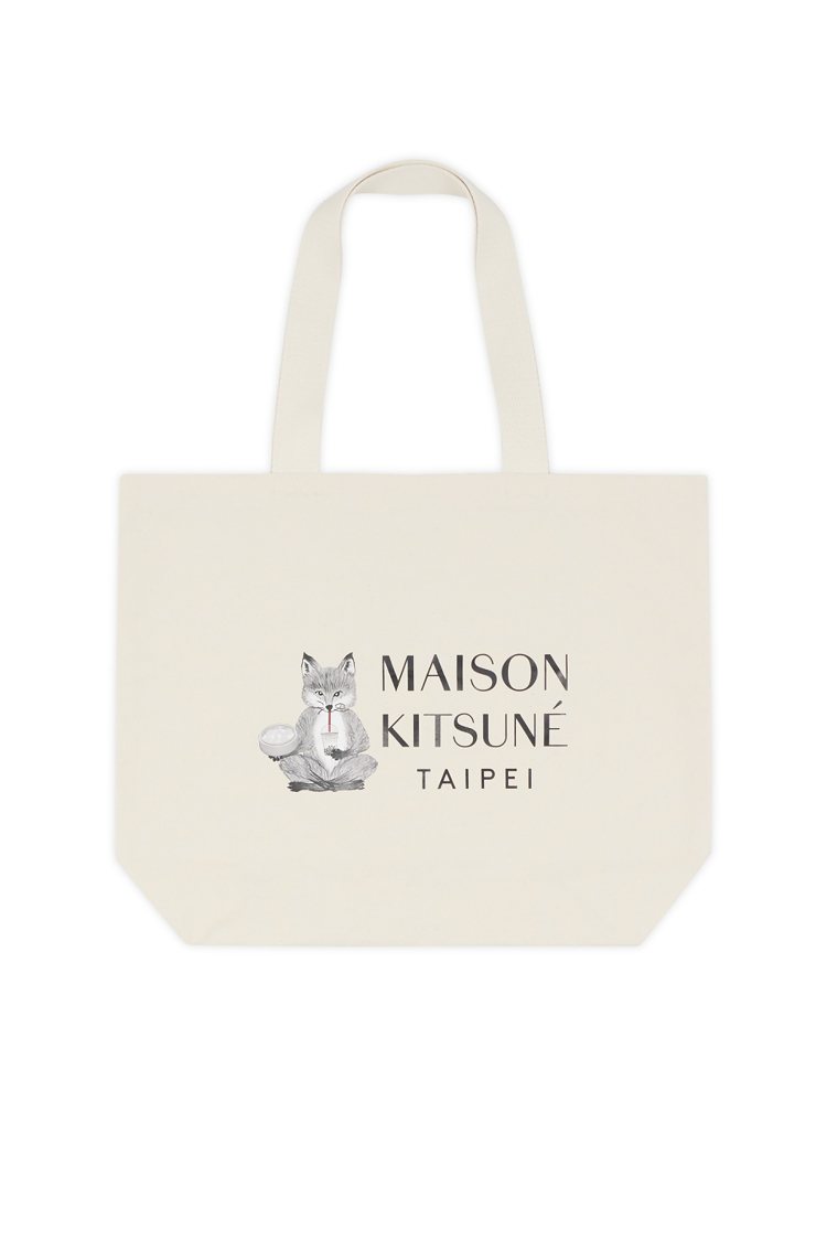 為了台北店開幕，Maison Kitsuné特別繪製了左擁小籠湯包，口中還吸著珍珠奶茶的小狐狸圖騰，設計出限定托特包。