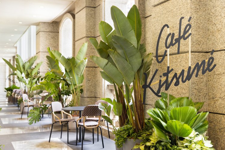 Café Kitsuné咖啡廳還延伸到一旁的戶外空間，於日光和闊葉植物的相伴下，帶出濃濃殖民地風格美學。