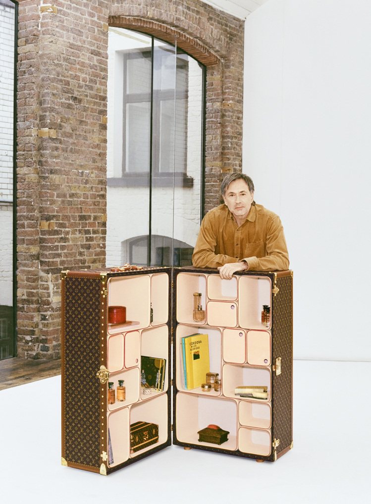 國際知名澳洲設計大師Marc Newson創作的Cabinet of Curiosities將路易威登標誌性的硬箱變成優雅的展示櫃。圖／路易威登提供