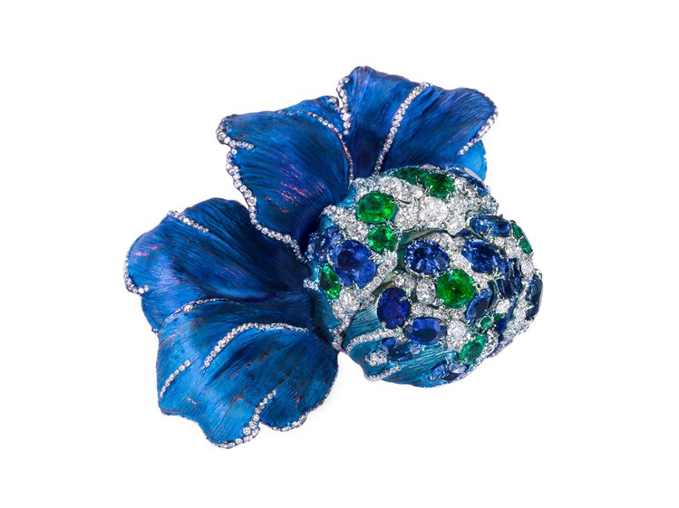 AKACHEN祖母綠藍寶花苞戒，純鈦、祖母綠、藍寶石與鑽石。圖／AKACHEN提供