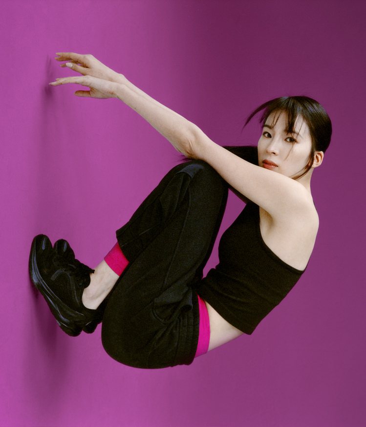 韓國知名模特兒Irene Kim演繹lululemon Align™ 系列服飾。圖／lululemon提供