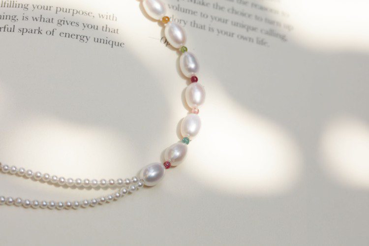 ARTISMI不對稱彩虹碧璽珍珠項鍊（Effrene Pearl Tourmaline Necklace），3,800元。圖／ARTISMI提供