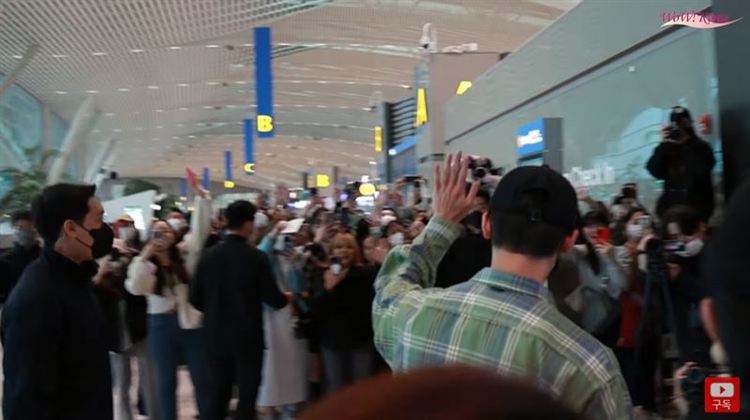 許光漢魅力太紅，引發韓國機場粉絲暴動。圖／摘自YouTube
