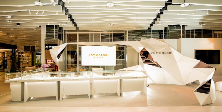 JOY COLORi未來鑽石大直NOKE忠泰樂生活新概念店，開放式的空間猶如從後方被鑽石環抱。圖／JOY COLORi未來鑽石提供