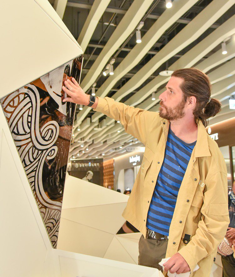 開幕活動當日，忠泰集團特別邀請巴黎知名當代藝術家Jordane Saget蒞臨JOY COLORi新店櫃，公開即興揮灑。圖／JOY COLORi未來鑽石提供