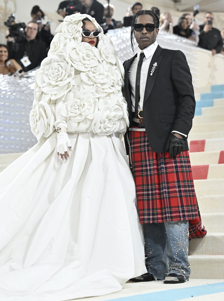蕾哈娜與丈夫A$AP Rocky的裝扮，還原2004年卡爾拉格斐帶著香奈兒新娘謝幕的經典場景。圖／美聯社