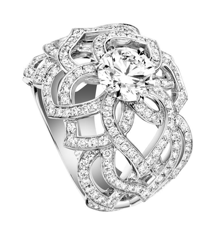 Limelight Garden Party頂級珠寶18K白金鑽石戒指，鑲嵌單顆圓形切割E VVS2鑽石重約2.04克拉、185顆圓形切割鑽石總重約1.78克拉，470萬元。圖／PIAGET提供
