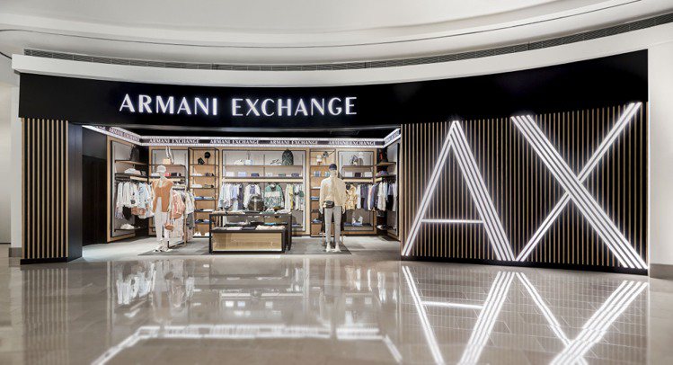 全新的A|X Armani Exchange台北101門市，由木質、石材與金屬所建構出空間，帶出工業風格及粗獷韻味。圖／Giorgio Armani提供