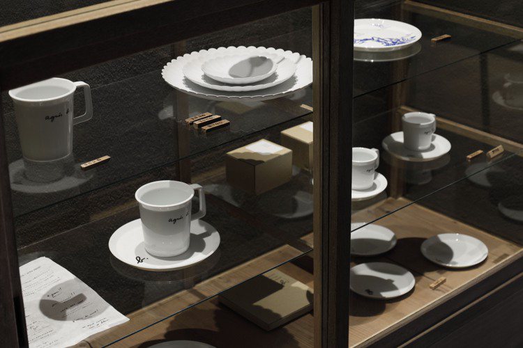 agnès b.祇園概念店一樓Café店中使用的咖啡杯盤組，為與有田燒品牌1616/arita japan的限定合作系列，上面印著手寫標語、星星等具標誌性圖案。圖／agnès b.提供