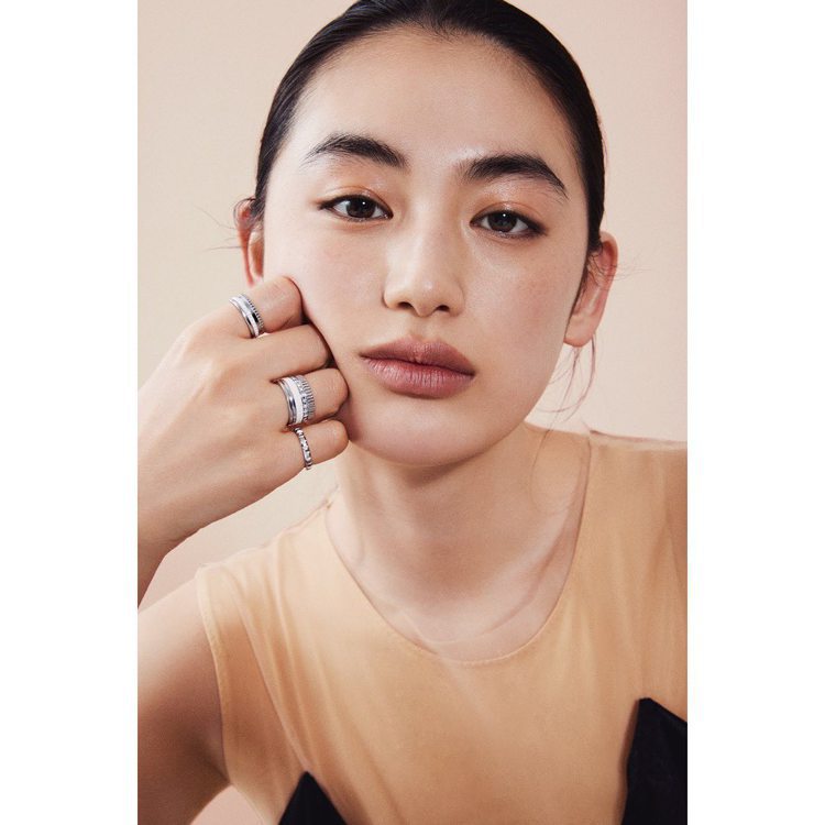 八木莉可子為日本女性雜誌《SPUR》拍攝了時尚大頁面，並配戴上法式珠寶，大秀清新輕奢。圖／翻攝自 IG @ yagirikaco_official