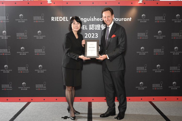 JR東日本大飯店餐飲部協理Juila（左），代表旗下4間餐廳獲RIEDEL總裁Maximilian J. Riedel親自授證。圖／星坊酒業提供。