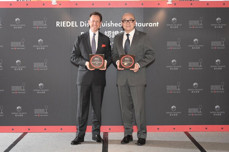 星坊酒業總經理須家昌（右）與RIEDEL總裁Maximilian J. Riedel攜手宣布，RIEDEL認證計劃在台灣正式起跑。圖／星坊酒業提供。