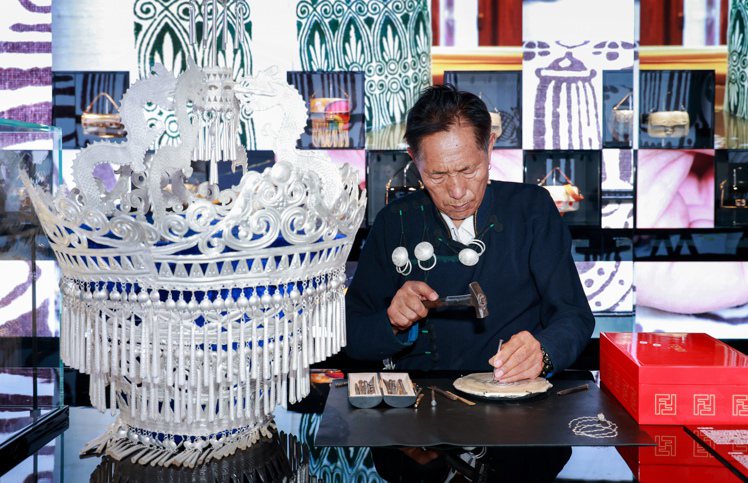 彜族銀飾製作技藝的非物質文化遺產傳承人勒古沙日於FENDI匠心藝術展展演傳統彜族金工製作過程。圖／FENDI提供