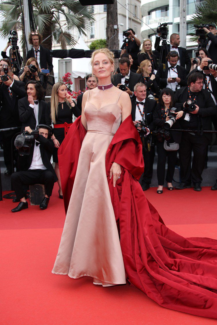烏瑪舒嫚穿Dior高級訂製緞面連身裙，配戴蕭邦的紅寶石紫水晶短頸鍊出席第76屆坎城影展。圖／蕭邦提供
