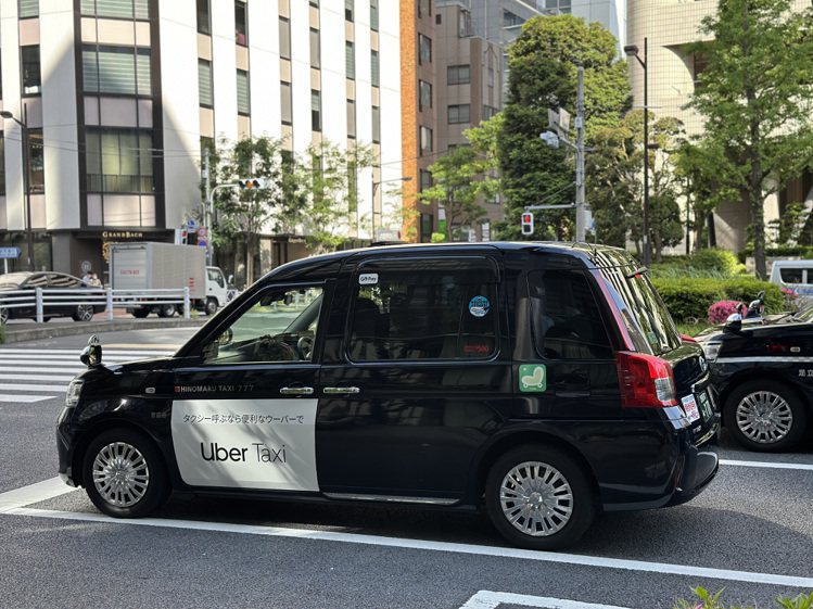 日本的優步小黃（Uber Taxi）都是使用前幾年因應東京奧運大量外國觀光客乘車需求而設計的新一代計程車專屬車款「Toyota JPN TAXI」，特色是車室高度較一般房車高出許多。記者黃筱晴／攝影