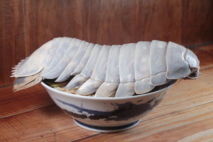 「大王具足蟲」橫跨在拉麵碗上，吸睛度滿點。圖／摘自拉麵公子臉書粉絲團