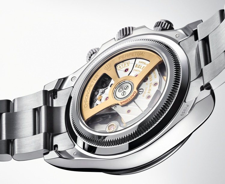 勞力士2023年新款的鉑金款Daytona腕表，具有系列中唯一的透明底蓋，可欣賞4131機芯的打磨修飾與細節。圖／勞力士提供