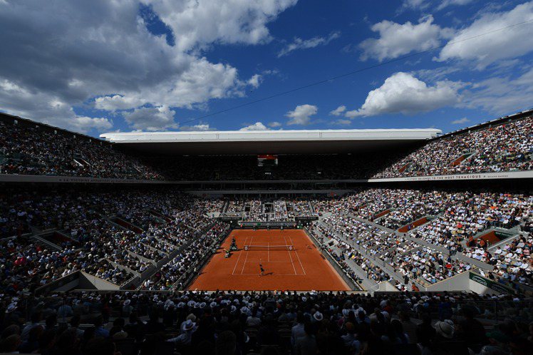 法國網球公開賽（Roldand-Garros）的中央球場（Phipippe-Chatrier Court），其紅土場地將帶來不可預期的彈跳，因而讓賽事更富欣賞樂趣。圖／勞力士提供