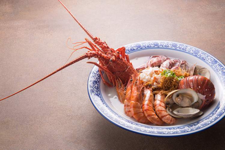 岩彩海鮮餐廳「龍蝦海鮮米粉湯」。圖／礁溪寒沐提供