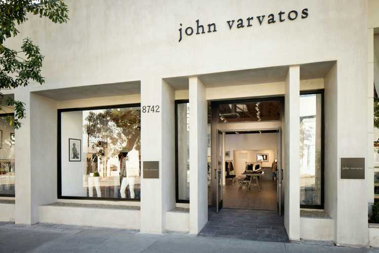 設計師品牌john varvatos日前也翻新了位於加州西好萊塢的旗艦店，全新店裝以白色灰泥牆面打造，搭配加大落地窗和黑鋼元素與紐約的設計工作室相呼應。圖／john varvatos提供