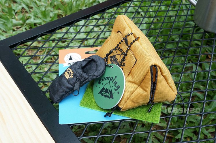 愛金卡公司6月13日起推出「露營系列icash2.0」，「帳篷款」隨卡附上睡袋、帳篷配件，卡其色外觀三角立體造型帳篷內部可放置零錢小物。圖／愛金卡公司提供